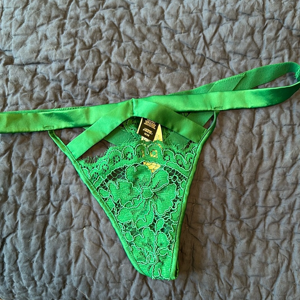 NWT. Victoria’s Secret V-string